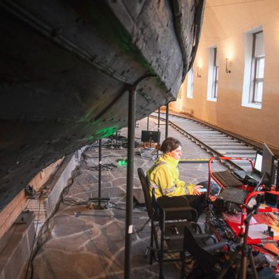 Akustikkonsult från Brekke & Strand Akustik mäter vibrationer på Vikingtidsmuseet i Oslo Akustikkonsult från Brekke & Strand Akustik mäter vibrationer på Vikingtidsmuseet i Oslo