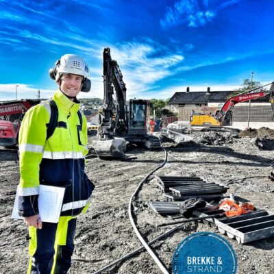 Brekke & Strand akustikkonsult som mäter ljudeffekt på byggarbetsplats Brekke & Strand akustikkonsult som mäter ljudeffekt på byggarbetsplats