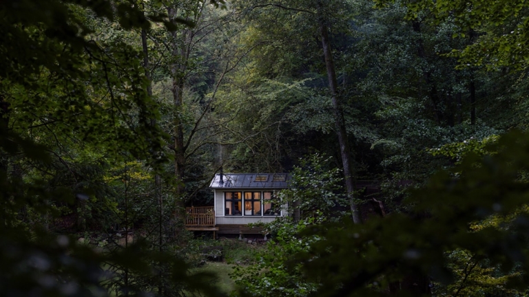 Skånsk stuga i projektet Stay Quiet – utrustad med Brekke & Strands ljudmätare INC (Instant Noise Control). Ett initiativ av Visit Skåne som kombinerar turism, hållbarhet och ljudmiljö – där tystnad verkligen lönar sig.